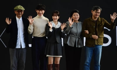 [TEN 포토] '욘더' 주역들이 부산 시민들에게 인사