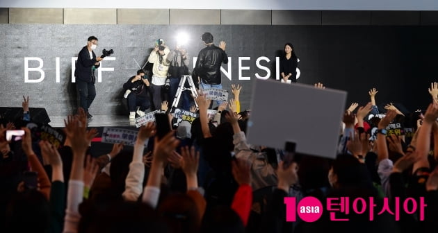 [TEN 포토] 양조위 '부산관객들과 기념촬영'[27th BIFF]