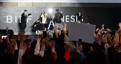 [TEN 포토] 양조위 '부산관객들과 기념촬영'[27th BIFF]