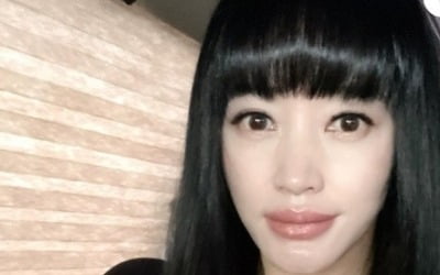 김혜수, 흑발의 내림머리…53세에도 빛나는 미모 과시[TEN★]
