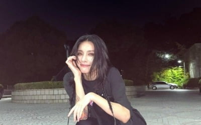 모니카, '호랑이 선생님'의 카리스마…올블랙의 시크美 장착[TEN★]