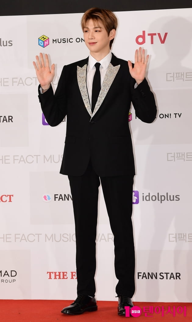 [TEN 포토] 강다니엘 '화려한 수트핏'