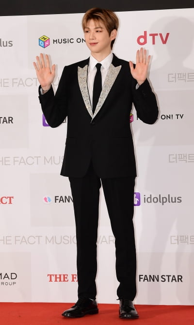 [TEN 포토] 강다니엘 '화려한 수트핏'