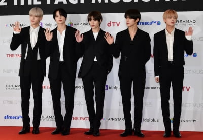 [TEN 포토] TXT '화려한 손 인사'