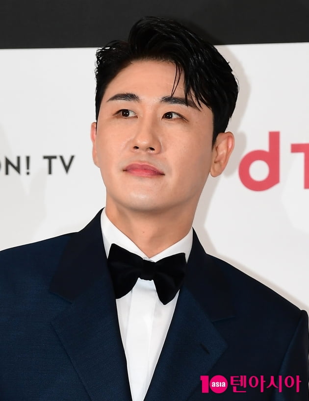 [TEN 포토] 영탁 '샤프한 옆선'