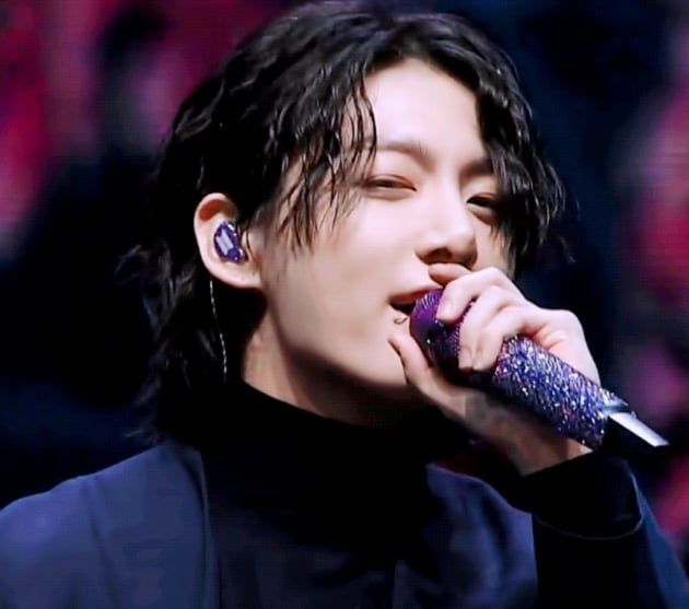 방탄소년단 정국 '2022 TMA'서 대체불가 라이브…왕자님 비주얼