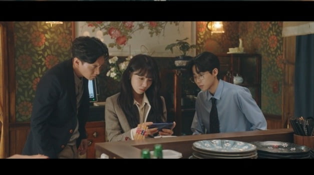 [종합] 옥택연, 검은 우비에 공격 당했다…정은지는 형제 싸움 중재('블라인드')