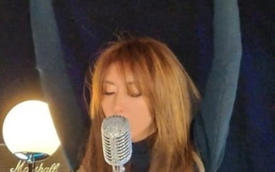 김완선, 갈비뼈 훤히 드러낸 의상…파격 노출한 54세 레전드[TEN★]