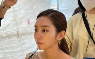 유이, 반전 글래머 과시…가슴 푹 파인 드레스 자태[TEN★]