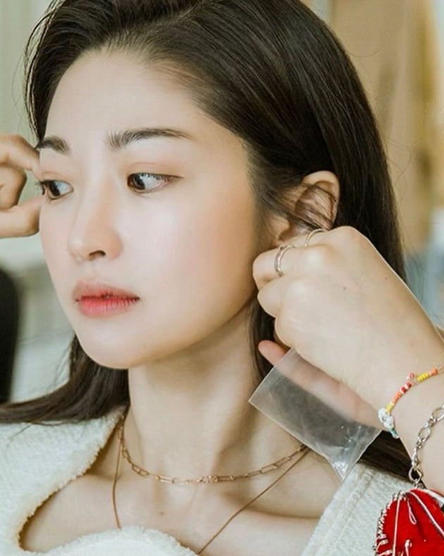 "얼굴 커서 부담스럽죠"…'전진♥' 류이서, 치장해주는 손길에 '도도한 표정'[TEN★]