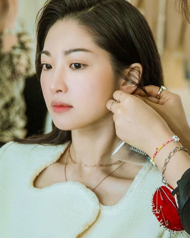 "얼굴 커서 부담스럽죠"…'전진♥' 류이서, 치장해주는 손길에 '도도한 표정'[TEN★]