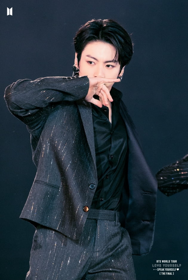 방탄소년단 정국, 만화 찢고 나온 '흑발 미소년'…카리스마·섹시美 폭발