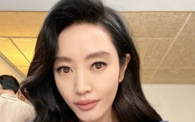 김혜수, 꽁꽁 싸매도 연예인 비주얼…영화관이 런웨이네[TEN★]