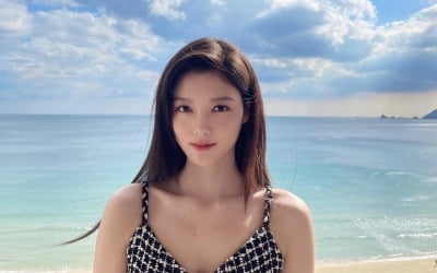 김유정, 이제는 성숙美 가득 비주얼…노출 의상 입고 한 컷[TEN★]
