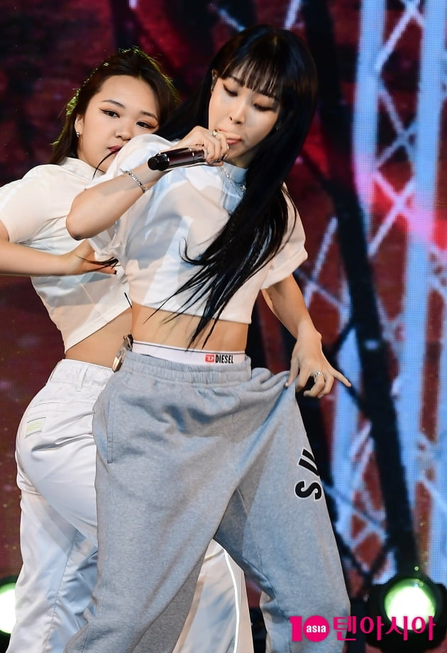 [TEN 포토] 마마무 문별 '옷자락 끝을 잡고'