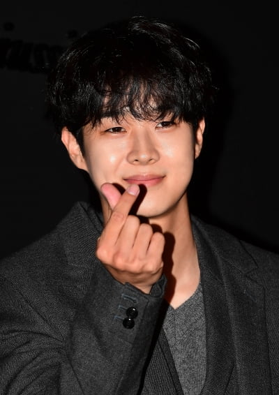 [TEN 포토] 최우식 '치명적인 하트'