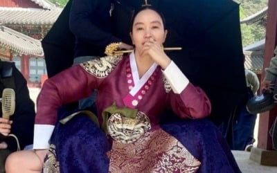 김혜수, 세상 힙한 중전…털털함에 반하네[TEN★]
