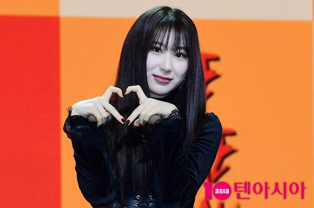 [종합] "아이즈원 좋은 자극돼"…이채연, 공백만큼 성장해 '솔로 데뷔' [TEN현장]