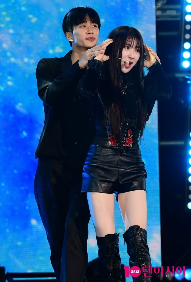 [TEN 포토] 이채연 '남자 댄서와 다정하게'