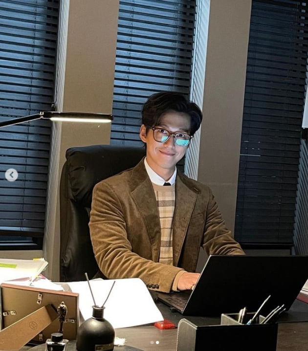 진아름♥남궁민, 새신랑 웃음이 한 가득...천 원짜리 변호사 촬영장[TEN★]