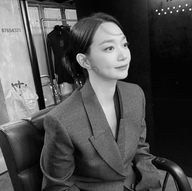 신민아, 흑백 뚫고 나오는 분위기 여신...♥김우빈 또 반하겠네[TEN★]