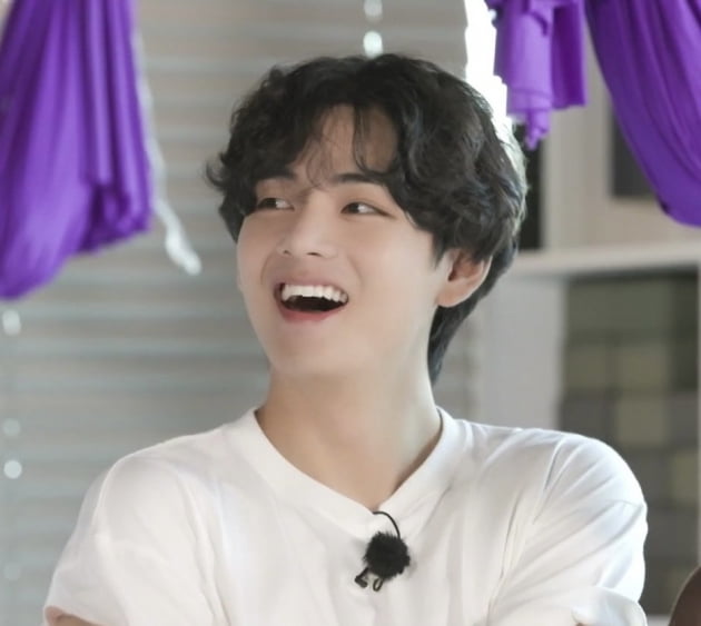 방탄소년단 뷔, 플라잉 요가 도전기...'매 순간이 인생샷'