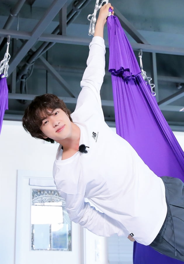 '해먹에 메달린' 방탄소년단 진, 요가 하다 "고문 당하는 기분"