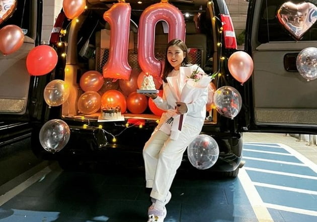 '데뷔 10주년' 송가인, 깜짝 이벤트에 감동…케이크+꽃다발 든 가인이어라[TEN★]