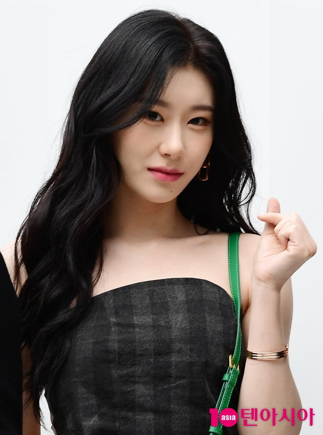 [TEN 포토] 있지 채령 '하트 뿌려요'