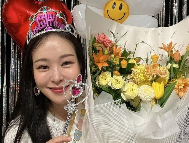 '김태현♥' 미자, 티아라 쓰고 즐긴 서른아홉 생일 "40대에도 천진난만한 아이로"[TEN★]