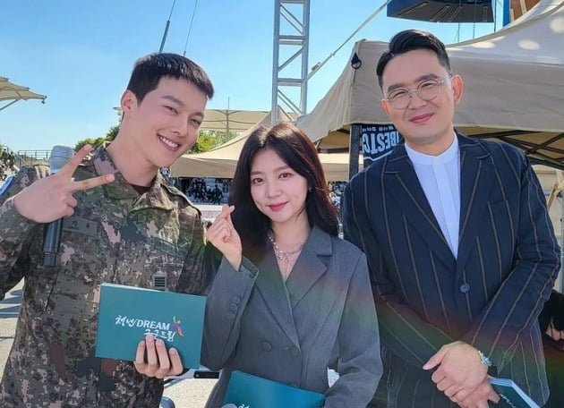 '정경미♥' 윤형빈, 군복 입어도 잘생긴 장기용 옆 오징어 됐네 "멋진 남자"[TEN★]