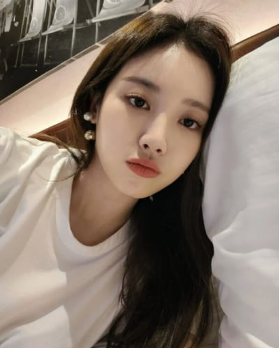 유라, 침대에서 눕방 셀카…"환연하는 날"[TEN★]