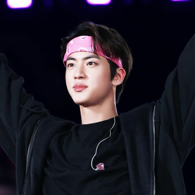 방탄소년단 진, 'So What' 직캠 영상 공개! 에너지 넘치는 무대