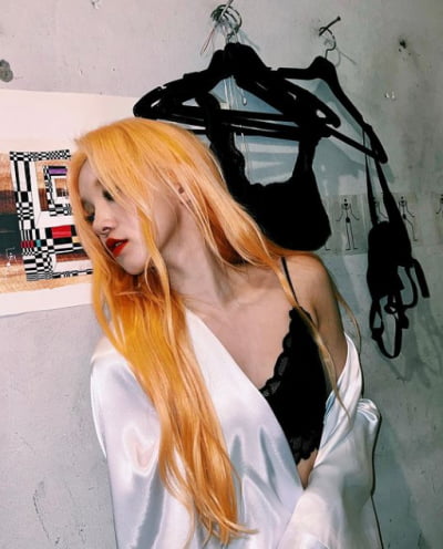 (여자)아이들 우기, 계속 벗고 나오네…슬립 가운 입고 섹시美[TEN★]