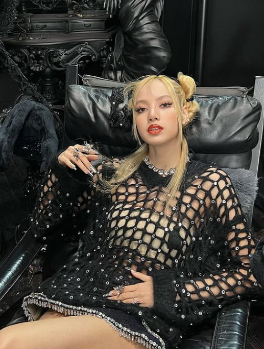 블랙핑크 리사, 거미줄을 입었나…파격적인 노출[TEN★]