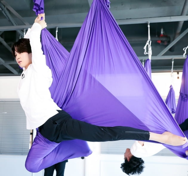 방탄소년단 지민, 코어힘·유연성 완벽 '팅커벨' 플라잉 요가 에이스