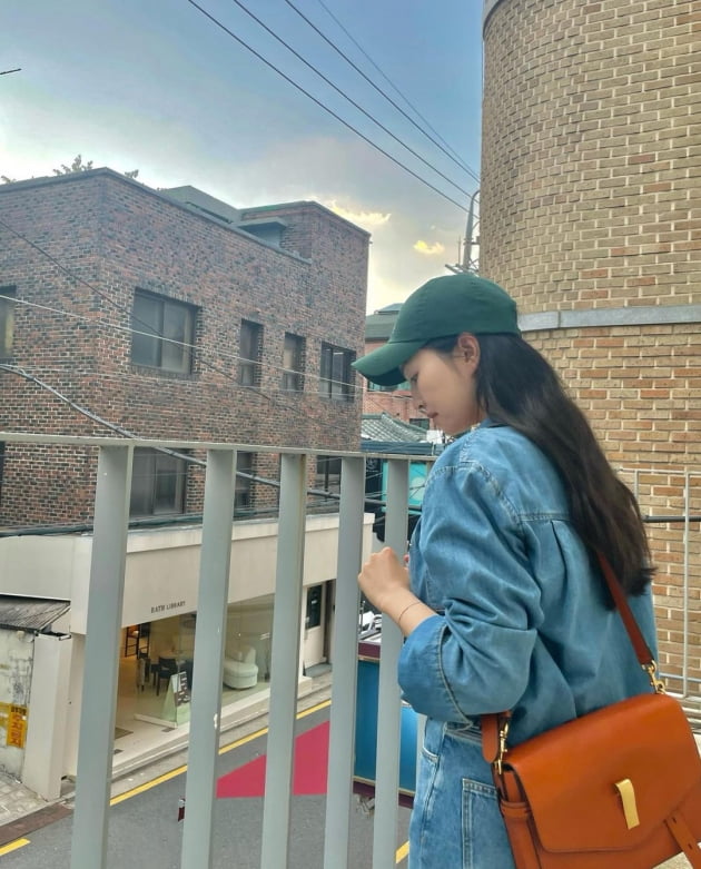 '전진♥' 류이서, 1일1카페 데이트가 일상인 여유…가로수길 내려다보며 커피 한 잔[TEN★]
