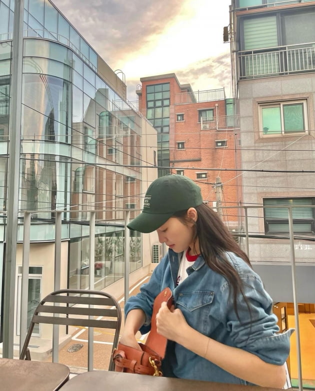 '전진♥' 류이서, 1일1카페 데이트가 일상인 여유…가로수길 내려다보며 커피 한 잔[TEN★]
