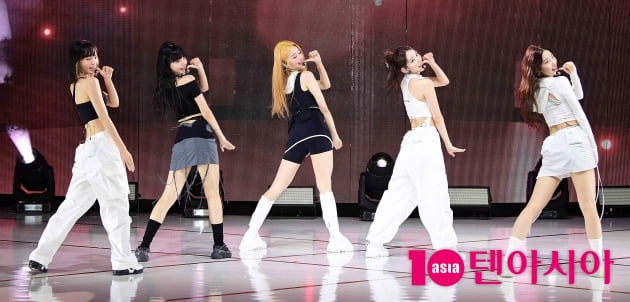 [TEN 포토] 르세라핌 '뒤돌아 보면 심쿵'