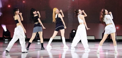 [TEN 포토] 르세라핌 '뒤돌아 보면 심쿵'