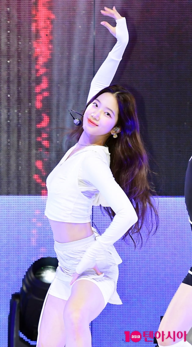 [TEN 포토] 르세라핌 카즈하 '아름다운 손짓'