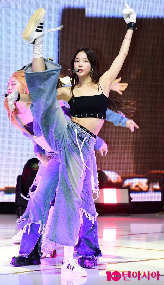 [TEN 포토] 르세라핌 카즈하 '다리가 저기까지 올라가다니...'
