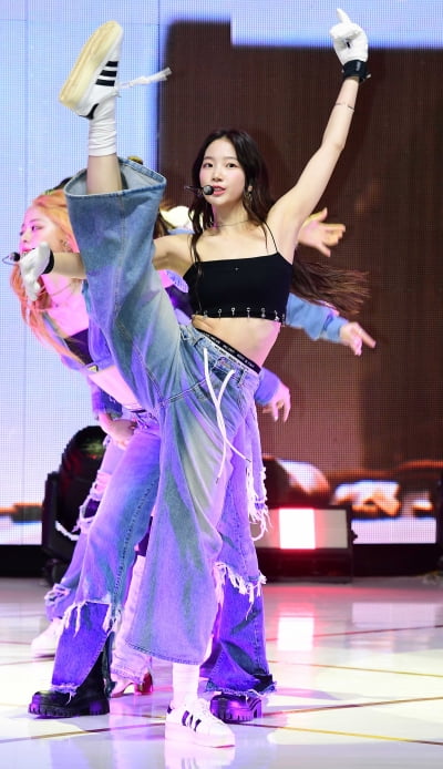 [TEN 포토] 르세라핌 카즈하 '다리가 저기까지 올라가다니...'
