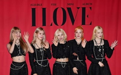 [종합](여자)아이들 "금발, 섹스 심벌이란 고정관념"…신보 '누드', 편견에 맞서다