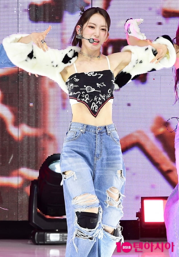 [TEN 포토] 르세라핌 사쿠라 '파워 넘치는 춤'