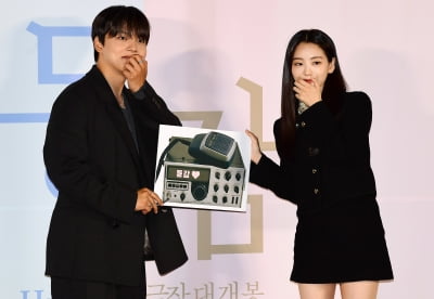 [TEN 포토] 여진구-조이현 '풋풋한 사랑커플'