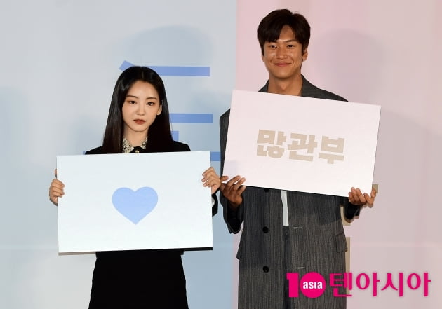 [TEN 포토] 조이현-나인우 '시크한 21세기 커플'