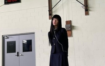 레드벨벳 슬기, 교복도 찰떡 비주얼…매력만점 각선美 과시[TEN★]
