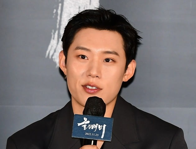 김성철 "세자 옷 처음 입은 나, 멋있어서 자꾸 사진 찍게 돼"('올빼미')