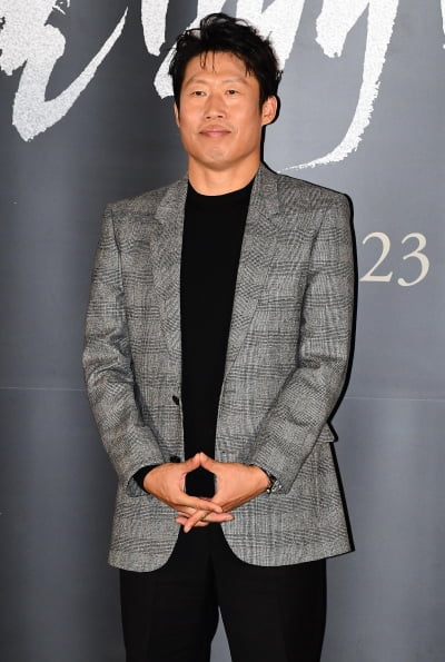 [TEN 포토] 유해진 '근엄한 왕의 표정'